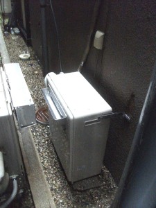 取替後　リンナイ　浴槽隣接　給湯器