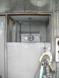 取替前　給湯器　扉閉めた状態