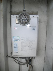 取替前　給湯器　扉開いた状態